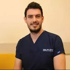 Op. Dr. Ege Bora Özpar — Plastik Rekonstrüktif Ve Estetik Cerrahi, Antalya. Portre fotoğrafı.