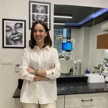 Dr. Dt. Fulya Karaoğlan — İzmir. Portre fotoğrafı.