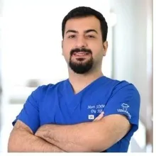 Dt. Mert Sönmez — Diş Hekimi. Portre fotoğrafı.