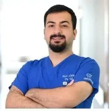 Dt. Mert Sönmez — Diş Hekimi. Portre fotoğrafı.