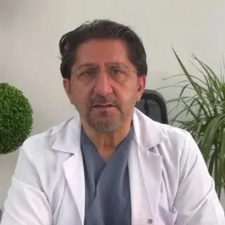Op. Dr. İsmail Akdemir — Beyin Ve Sinir Cerrahisi, İzmir. Portre fotoğrafı.