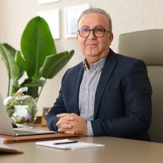 Uzm. Dr. Mürsel Sağlam — Psikiyatri, İstanbul. Portre fotoğrafı.