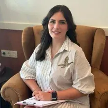 Kl. Psk. Lara Balkaner Sünger — Psikoloji, İstanbul. Portre fotoğrafı.
