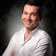 Dr. Dt. Özgür Ufuk Demir — Ortodonti, Kocaeli. Portre fotoğrafı.