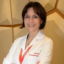 Op. Dr. Ebru Toprak Ün — Göz Hastalıkları, Bahçelievler, İstanbul. Portre fotoğrafı.