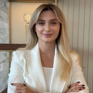 Psk. İrem Özdeş — Psikoloji, İstanbul. Portre fotoğrafı.