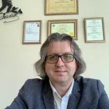 Uzm. Dr. Seyfi Memetali — Psikiyatri, İstanbul. Portre fotoğrafı.