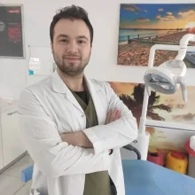 Dt. Hakan Mayacı — Diş Hekimi, İzmir. Portre fotoğrafı.