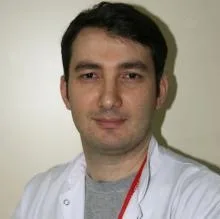 Dt. Ekrem Özel — Diş Hekimi, Samsun. Portre fotoğrafı.