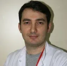 Dt. Ekrem Özel — Diş Hekimi, Samsun. Portre fotoğrafı.