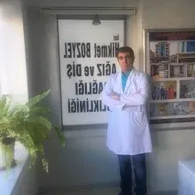 Dt. Hikmet Bozyel — Diş Hekimi, Diyarbakır. Portre fotoğrafı.
