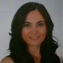 Dr. Dt. Daime Uyar — Protetik Diş Tedavisi, Konya. Portre fotoğrafı.