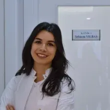 Dr. Dt. Selin Şebnem Yılbaş Akçakaya — Protetik Diş Tedavisi, Kadıköy, İstanbul. Portre fotoğrafı.