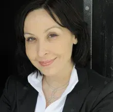 Op. Dr. Dilek Uzer — Göz Hastalıkları, İstanbul. Portre fotoğrafı.