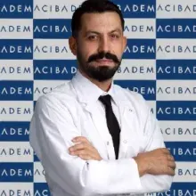 Doç. Dr. Akif İşlek — Kulak Burun Boğaz, Tepebaşı, Eskişehir. Portre fotoğrafı.