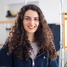 Fzt. Aysu Doğan — Fizyoterapi Ve Rehabilitasyon, İzmir. Portre fotoğrafı.