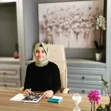 Uzm. Dr. Tuğba Ürkmez — Psikiyatri, Kahramanmaraş. Portre fotoğrafı.