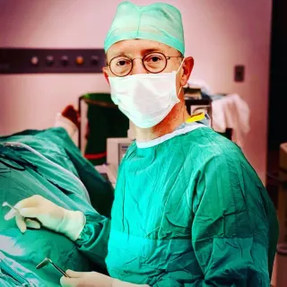 Prof. Dr. Kemal Uygur profilinde yer alan galeri fotoğrafı.