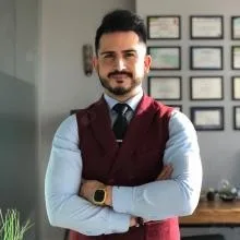 Dyt. Görkem Mercan — Diyetisyen, İzmir. Portre fotoğrafı.
