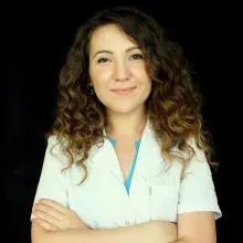 Dt. Damla Yükselen — Diş Hekimi, Bursa. Portre fotoğrafı.