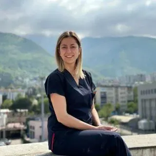 Op. Dr. Özge Şengün — Kadın Hastalıkları Ve Doğum. Portre fotoğrafı.