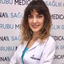 Dr. Öğr. Üyesi Müge Yaşar — Psikiyatri, Konak, İzmir. Portre fotoğrafı.