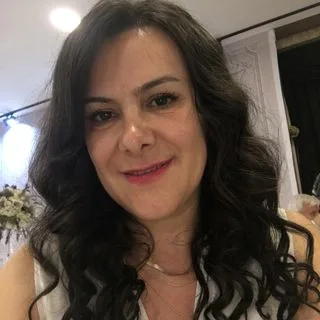 Kl. Psk. Yasemin Mısırlı — Psikoloji, İstanbul. Portre fotoğrafı.