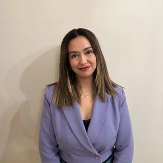 Kl. Psk. Denizsu İrem Koşar — Psikoloji, İzmir. Portre fotoğrafı.