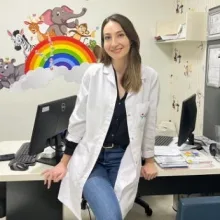 Uzm. Dr. Zeynep Gökçe Erkan — Çocuk ve Ergen Psikiyatrisi, Çiğli, İzmir. Portre fotoğrafı.