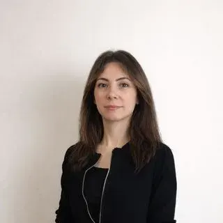 Psk. İzel Gamze Özkan — Psikoloji, İzmir. Portre fotoğrafı.
