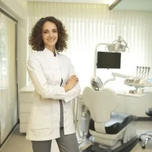 Dr. Dt. Özlem Kula — Balıkesir. Portre fotoğrafı.