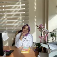 Op. Dr. Name Berfu Aktan — Kadın Hastalıkları Ve Doğum, İstanbul. Portre fotoğrafı.