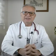Uzm. Dr. Erhan Özel — İç Hastalıkları, Bakırköy, İstanbul. Portre fotoğrafı.