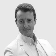 Doç. Dr. Fatih Arıkan — Konak, İzmir. Portre fotoğrafı.