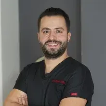 Dt. Yusuf Gürhan Dönmez — Diş Hekimi, Adana. Portre fotoğrafı.