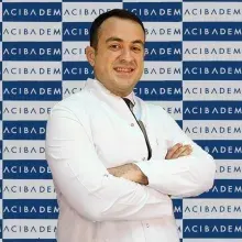Uzm. Dr. Süleyman İzzet Karahan — Dermatoloji, İstanbul. Portre fotoğrafı.