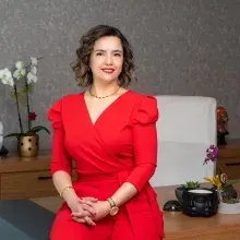 Prof. Dr. Gökçe Özel — Kulak Burun Boğaz, Ankara. Portre fotoğrafı.