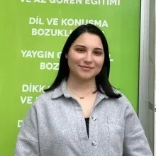 Dkt. Merve Memet Özcan — Dil ve Konuşma Terapisi, Balıkesir. Portre fotoğrafı.
