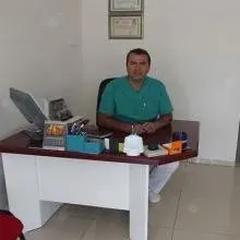 Dt. Mahir Açıkalın — Diş Hekimi, İzmir. Portre fotoğrafı.