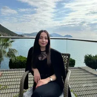 Psk. Melisa Nur Demirer — Psikoloji, Alanya, Antalya. Portre fotoğrafı.
