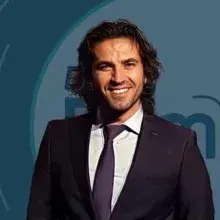 Dr. Mehmet Siraç Demir — Sertifikalı Medikal Estetik, İstanbul. Portre fotoğrafı.
