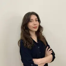 Dkt. Zeynep Özen — Dil ve Konuşma Terapisi, İzmir. Portre fotoğrafı.
