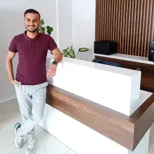 Fzt. Adem Karakuş — Fizyoterapi Ve Rehabilitasyon, İzmir. Portre fotoğrafı.