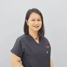 Dt. Demet Yenigün Erol — Diş Hekimi, İzmit, Kocaeli. Portre fotoğrafı.