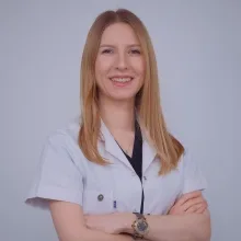 Uzm. Dt. Merve Çakır — Ortodonti, Balıkesir. Portre fotoğrafı.