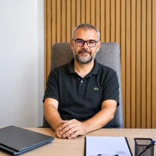 Uzm. Dr. Hasan Hatip — Çocuk ve Ergen Psikiyatrisi, İstanbul. Portre fotoğrafı.