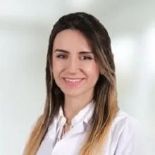 Dyt. İrem Solak — Diyetisyen, İstanbul. Portre fotoğrafı.