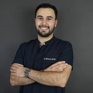 Dt. Gökdeniz Oktay — Diş Hekimi, Adana. Portre fotoğrafı.