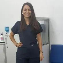 Dt. Büşra Oruç — Diş Hekimi. Portre fotoğrafı.