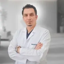 Uzm. Dr. Muzaffer Nuri Tunç — Anesteziyoloji Ve Reanimasyon, İzmir. Portre fotoğrafı.